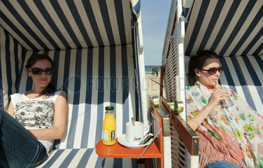 Sopot  Polen  junge Frauen im Strandkorb machen Kurzurlaub