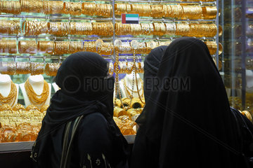 Dubai  Vereinigte Arabische Emirate  verschleierte Frauen in einem Gold Souq im Zentrum der Altstadt
