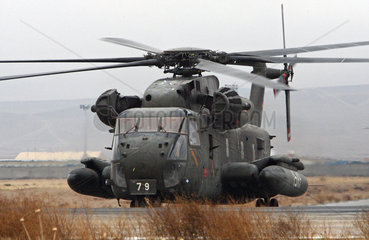 Mazar-e Sharif  Afghanistan  Start eines Transporthubschrauber vom Typ CH-53