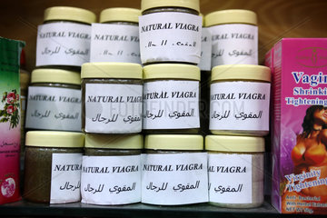 Dubai  Vereinigte Arabische Emirate  Glaeser mit der Aufschrift -Natural Viagra-