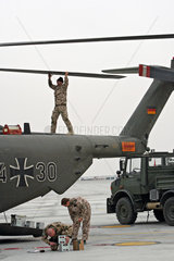 Mazar-e Sharif  Afghanistan  Techniker kontrolliert Transporthubschrauber CH-53