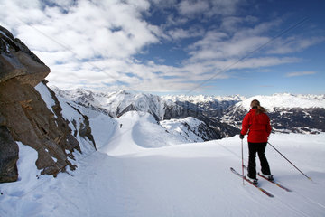 Jerzens  Oesterreich  Alpenpanorama und Skifahrer