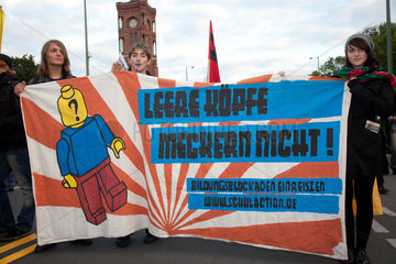 Berlin  Deutschland  Schueler demonstrieren gegen Einsparungen im Bildungswesen
