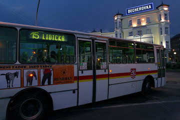 Karlsbad  Tschechische Republik  Linienbus am Abend