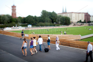 Berlin  Deutschland  Touristen vor dem Schlossplatz in Berlin