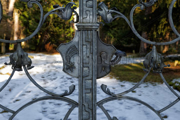 Stahnsdorf  Deutschland  schmiedeeisernes Eingangstor mit den Symbolen des Koenigreichs Schweden