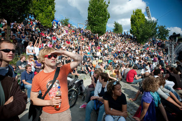 Berlin  Deutschland  Besucher im Mauerpark am Tag der Fete de la Musique