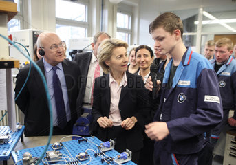 Berlin  Deutschland  Michel Sapin  PS  und Bundesarbeitsministerin Ursula von der Leyen im BMW Motorrad Werk