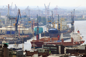 Hamburg  Deutschland  Frachter faehrt in den Hamburger Hafen ein