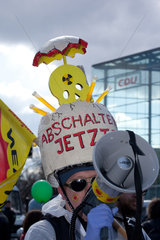 Berlin  Deutschland  Demonstranten auf der Anti-Atom-Demo vor der CDU Zentrale