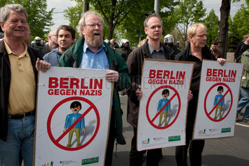 Berlin  Deutschland  Wolfgang Thierse (2.v.li.) anlaesslich der Blockade des Aufmarschs der Rechtsradikalen