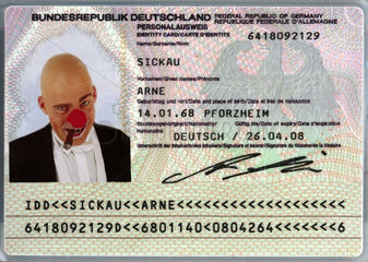Clown mit roter Nase und Zigarre auf Personalausweisfoto