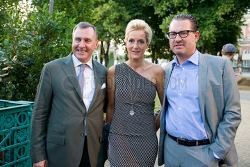 Potsdam  Deutschland  Kai Diekmann mit Ehefrau Katja Kessler und Vladimir Kotenev
