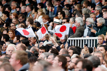 Paris  Frankreich  Japanische Nationalfahnen werden im Publikum geschwenkt