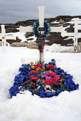 Qeqertarsuaq  Daenemark  Blumengesteck auf einem Grab