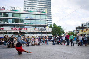 Berlin  Deutschland  Breakdancer auf dem Breitscheidplatz