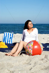 Ahrenshoop  Deutschland  junge Frau sonnt sich am Strand