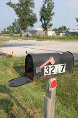 Wilmington  USA  leerer und geoeffneter Briefkasten am Strassenrand
