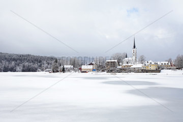Friedberg  Tschechien  zugefrorener Stausee Lipno und Blick auf den Dorfkern
