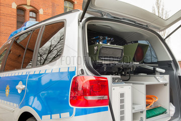 Berlin  Deutschland  Polizeiauto mit Radarblitzgeraet