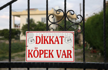 Bellapais  Tuerkische Republik Nordzypern  ein Schild warnt vor dem Hund