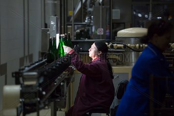 Republik Moldau  Arbeiterin bei der Qualitaetskontrolle an der Abfuellanlage  Weinkellerei Cricova SA