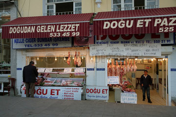 Istanbul  Tuerkei  ein Fleischer im Stadtteil Fatih