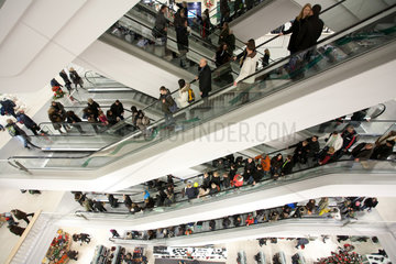Berlin  Deutschland  volle Rolltreppen in einem Einkaufszentrum