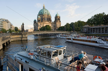 Berlin  Deutschland  Touristenboote auf der Spree vor dem Berliner Dom