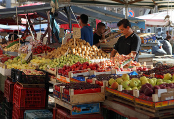 Catania  Italien  Gemuesestand auf einem Wochenmarkt