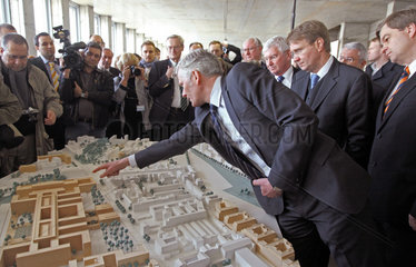 Berlin  Deutschland  Architekt Jan Kleihues zeigt das Modell der BND-Zentrale