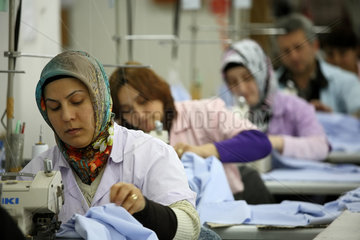 Istanbul  Tuerkei  Mitarbeiterinnen an Naehmaschinen in einer Textilfabrik