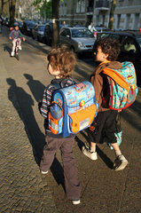 Berlin  Deutschland  Kinder auf dem Weg zur Schule