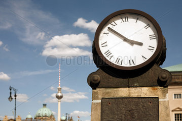 Berlin  Deutschland  Uhr am Bebelplatz