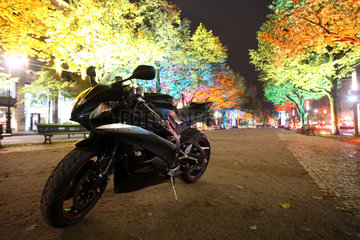 Berlin  Deutschland  ein Sportmotorrad Yamaha R6 parkt Unter den Linden