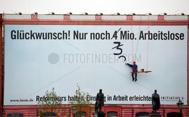 Berlin  Deutschland  Fassadenwerbung an der Berliner Bauakademie