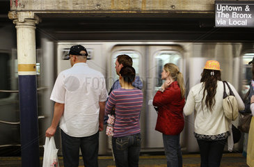 New York City  USA  Fahrgaeste in der New Yorker U-Bahn