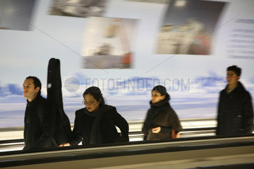 Paris  Frankreich  Menschen auf der Rolltreppe im Tunnel einer Metro Station