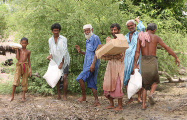 Shadhat Kot  Pakistan  vom Hochwasser eingeschlossene Maenner und Kinder