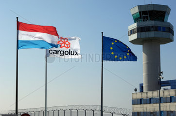 Luxemburg  Flughafentower und Flaggen