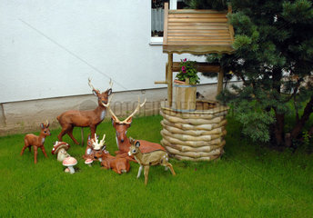 Berlin  Rehfiguren aus Kunststoff in einem Vorgarten