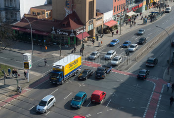 Berlin  Deutschland  Verkehr auf der Kreuzung Muellerstrasse Ecke Seestrasse