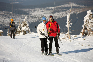 Szklarska Poreba  Polen  Touristen nutzen den Skilift