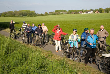Kappeln  Deutschland  Mitglieder des Heimatvereins Eckernfoerde bei einer Fahrradtour