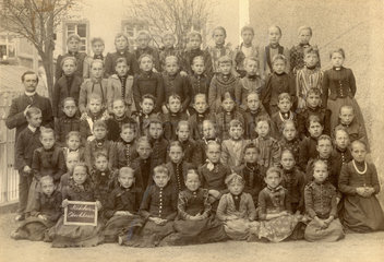 Maedchen-Oberklasse  Klassenfoto  1899
