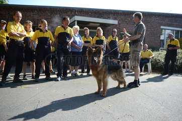 Berlin  Deutschland  Hundetrainer Joerg Ulbricht unterrichtet Postboten im Umgang mit Hunden