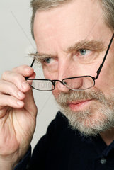 Berlin  Deutschland  skeptischer Mann mit Brille