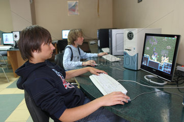 Gomel  Weissrussland  Jugendliche spielen in einem Internet-Cafe ein Computerspiel