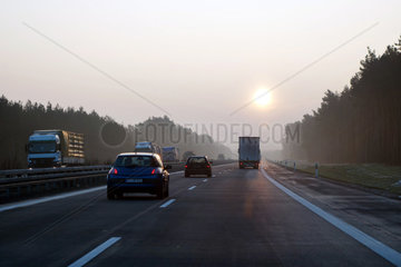 Spreenhagen  Deutschland  Autos bei Sonnenaufgang auf der A12