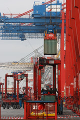 Hamburg  Deutschland  Container werden am Terminal Altenwerder CTA verladen